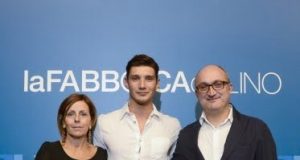 Stefano De Martino sfila per la fabbrica di Lino