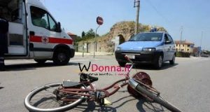 Donna in bici investita e scippata