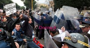 Nella capitale gli scontri più gravi. Decine di migliaia di manifestanti in 87 città