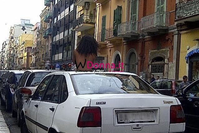 donna-balla-nuda-bari-traffico-638x425