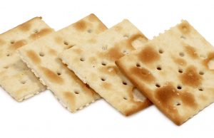 I crackers fanno ingrassare? Calorie, quantità e confronto con il pane