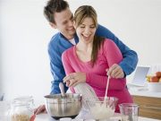 Cucinare rilassa: perché stare ai fornelli può migliorare l’umore Coppia che cucina insieme in casa