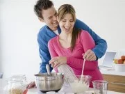Cucinare rilassa: perché stare ai fornelli può migliorare l’umore Coppia che cucina insieme in casa