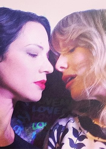 Asia Argento e Alessia Marcuzzi bacio lesbo