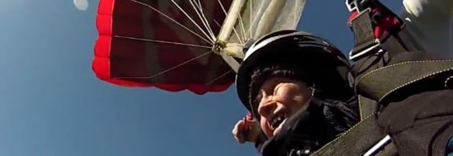 Dorothy, 102 anni col paracadute (VIDEO)