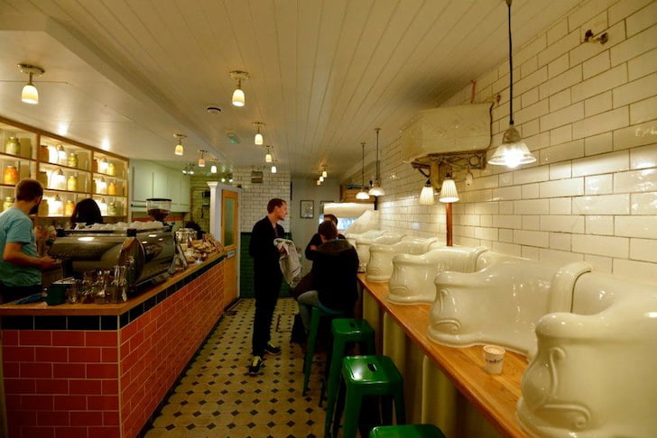 attendant-cafe-