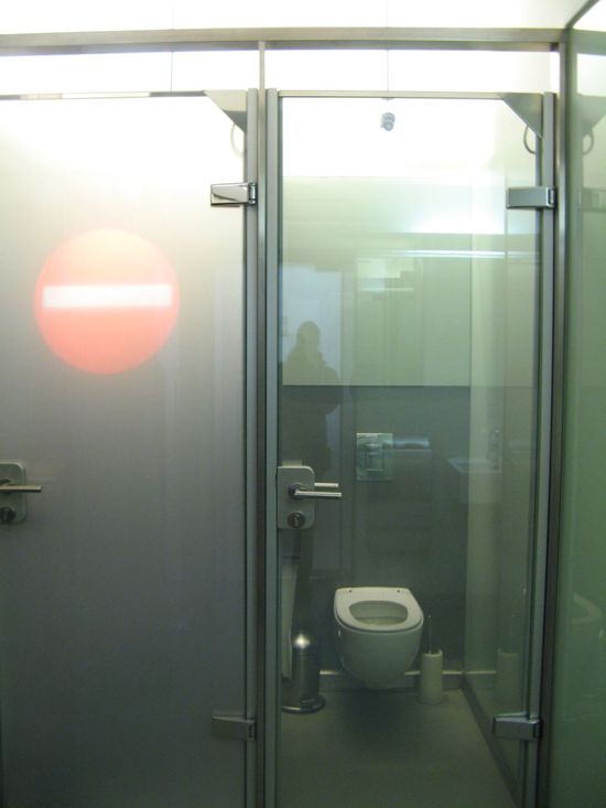 bagno-con-porta-di-vetro-trasparente