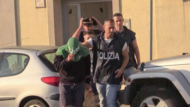 WCENTER 0WNHCGJENE - ( Mino Ippoliti - porto ostia polizia arresto 55-1.jpg )