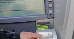 Bancomat bloccati oggi, problemi per Intesa Sanpaolo, Unicredit e Poste Italiane