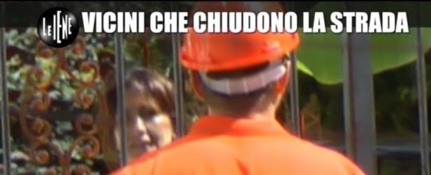 vicini che chiudono la strada iene