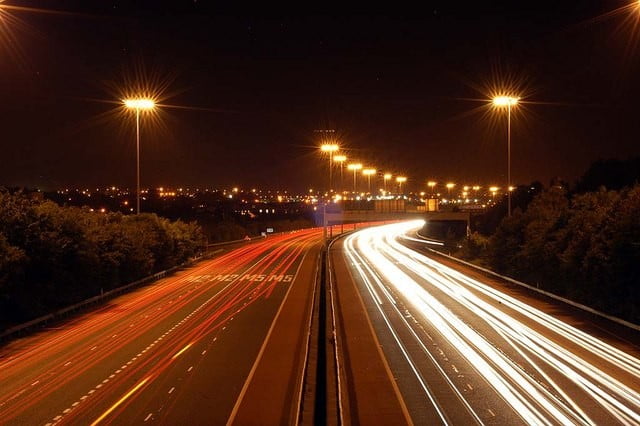 Scende dall'auto, camion lo decapita