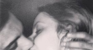 Anna e Emanuele bacio in bianco e nero
