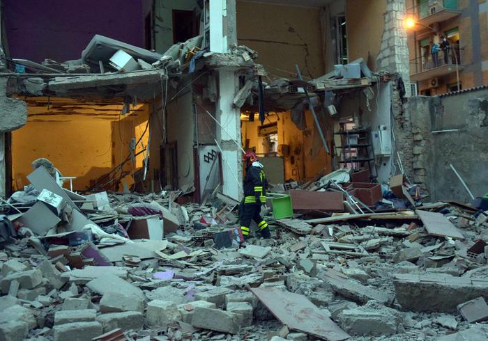 FOGGIA ESPLOSIONE IN UNA PALAZZINA IN VIA DE AMICIS FOTO FRA