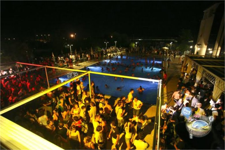 giovane morto piscina