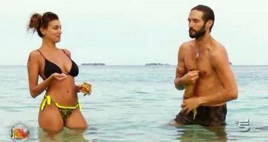 isola-dei-famosi-2015-cristina-buccino-flirta-con-alex-belli-foto-