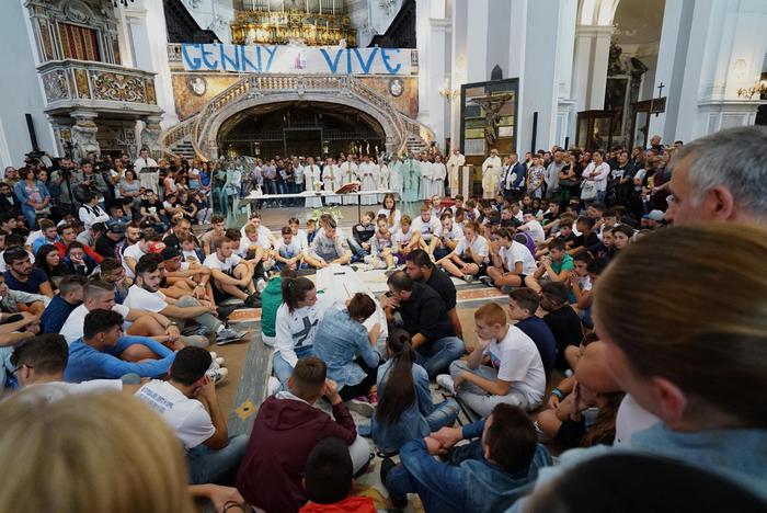 Folla di giovani per i funerali di Genny