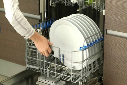 Lavastoviglie che perde acqua: cause e come ripararla