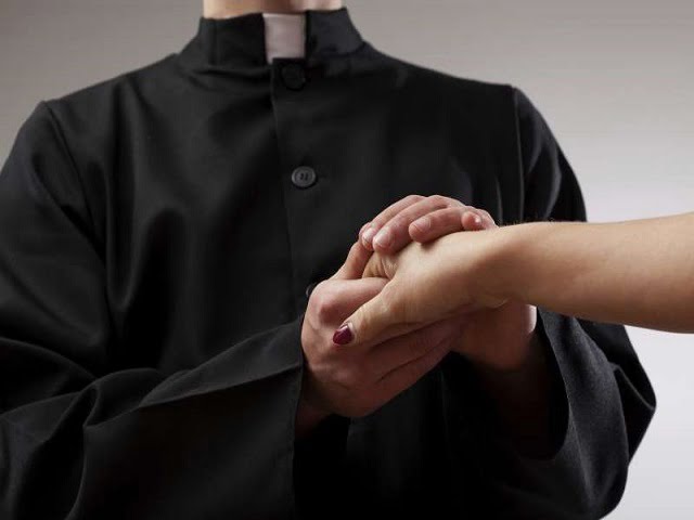 Roma, la moglie lo tradisce con il prete risarcimento per l'ex marito