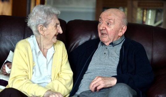 Mamma di 98 anni raggiunge il figlio di 80 nella casa di riposo