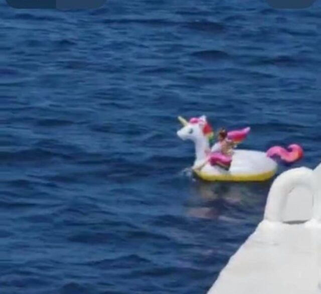 bambina-su-unicorno-salvata-da-traghetto