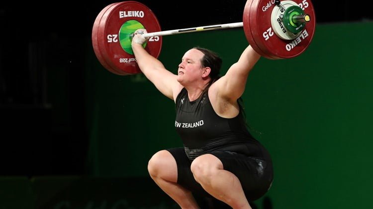 olimpiadi-transgender-laurel-hubbard-sollevamento-pesi