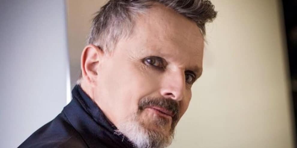 miguel_bosé_a_10_anni_cucito_vivo_in_una_carcassa_di_un_cervo_da_suo_padre