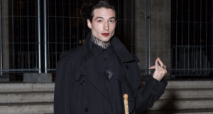 Ezra Miller arrestato : entra in un’abitazione e lancia una sedia addosso alla proprietaria