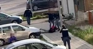 Foggia, poliziotto sferra calcio in faccia a un ragazzo. Ecco il video choc: