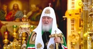 Russia, patriarca Kirill scivola sull’acqua santa e cade a terra durante la funzione