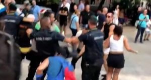 Comizio della Meloni a Cagliari, ecco il video del pestaggio e calci ai manifestanti