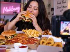 Mukbang e food blogger: i rischi e gli effetti negativi di chi mangia troppo davanti alla telecamera
