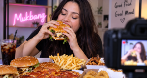 Mukbang e food blogger: i rischi e gli effetti negativi di chi mangia troppo davanti alla telecamera