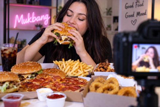 Mukbang e food blogger: i rischi e gli effetti negativi di chi mangia troppo davanti alla telecamera