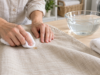 Come smacchiare delicatamente un tessuto di lino senza rovinarlo